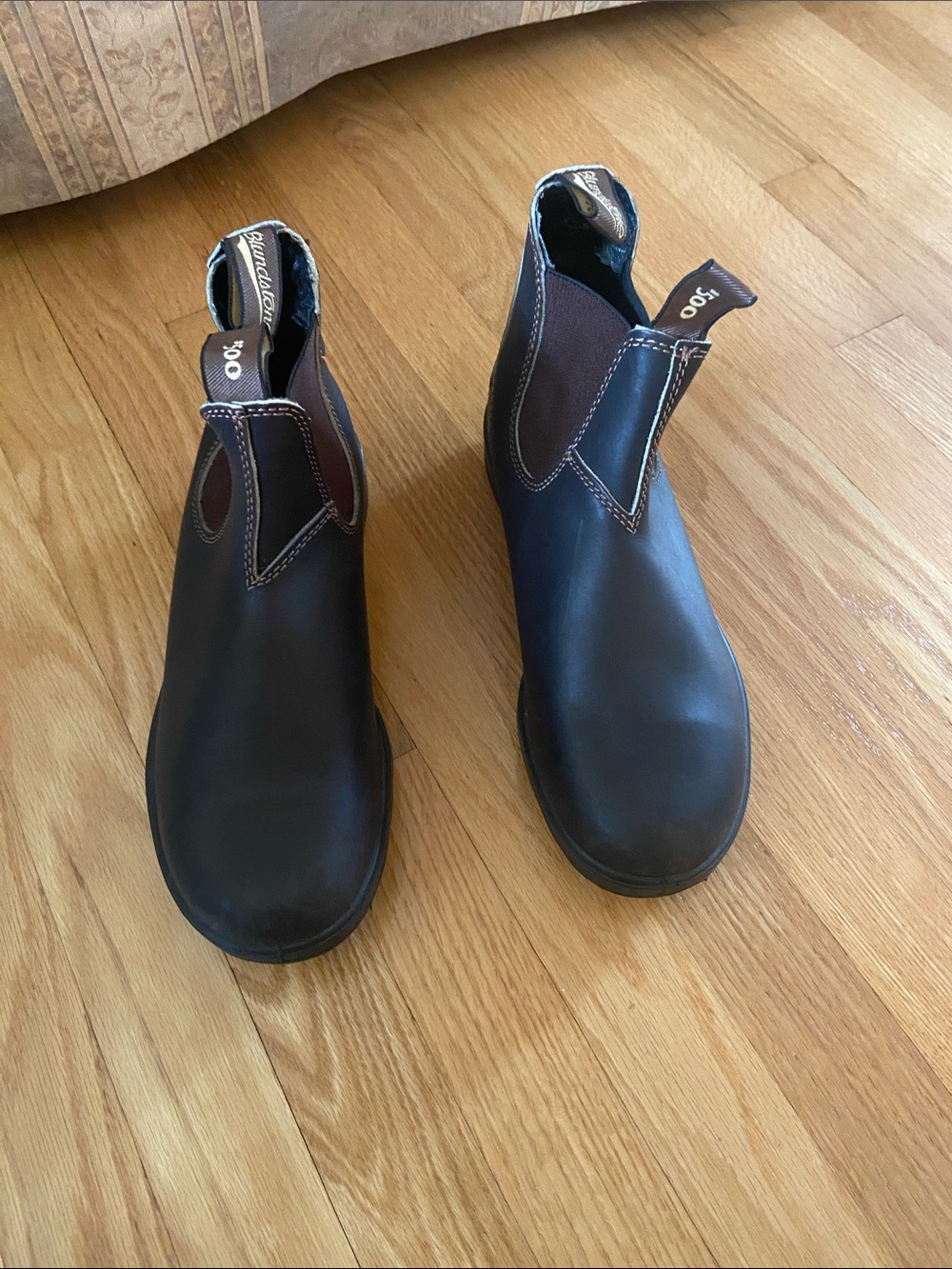 Blundstone Chelsea Boots in Black with Brown Elastic